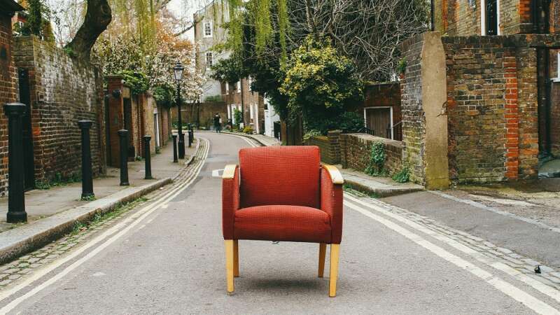 Jak odnowić stary fotel? Poznaj sprawdzone materiały tapicerskie